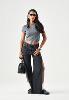 CALVIN KLEIN JEANS T-shirt EMBLEM PRINT, ebony nero da donna con motivo monogramma CK all-over.<BR/> LV047G830G 4XN CALVIN KLEIN JEANS 