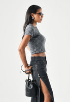 CALVIN KLEIN JEANS T-shirt EMBLEM PRINT, ebony nero da donna con motivo monogramma CK all-over.<BR/> LV047G830G 4XN CALVIN KLEIN JEANS 