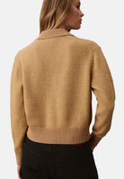 CALVIN KLEIN JEANS Maglione con colletto e scollo a V beige cammello da donna. LV047H302G RBL CALVIN KLEIN JEANS 