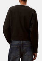 CALVIN KLEIN JEANS Maglia girocollo LOGO OTTOMAN LS PULL Black nera da donna, con maxi logo CK in rilievo tono su tono sul petto, maniche lunghe, spalle scese e bordi rifiniti a costine. LV047H315G UB1 CALVIN KLEIN JEANS 
