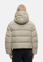 CALVIN KLEIN JEANS Piumino corto MATTE MONOLOGO PUFFER JACKET Crockery beige  da donna LV047H506G PBF CALVIN KLEIN JEANS 