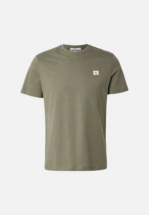 CALVIN KLEIN JEANS T-shirt COTTON BADGE, dusty-olive verde da uomo con piccolo stemma logo sul petto. <BR/> LV04RC272G LDY CALVIN KLEIN JEANS 