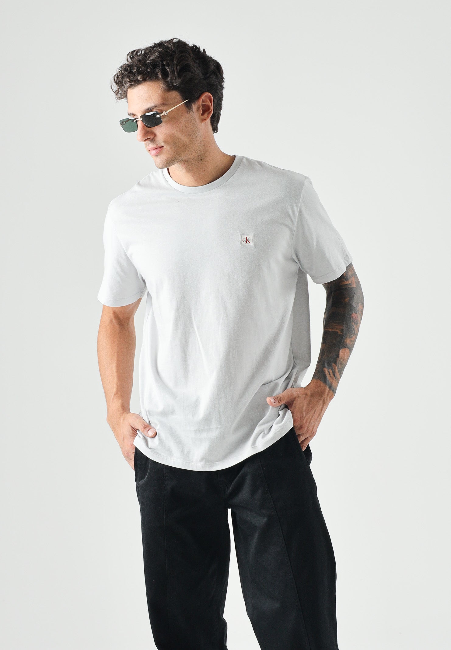 CALVIN KLEIN JEANS T-shirt SS BADGE , classic tee, grigio chiaro da uomo<BR/> LV04RC272G PSX CALVIN KLEIN JEANS 