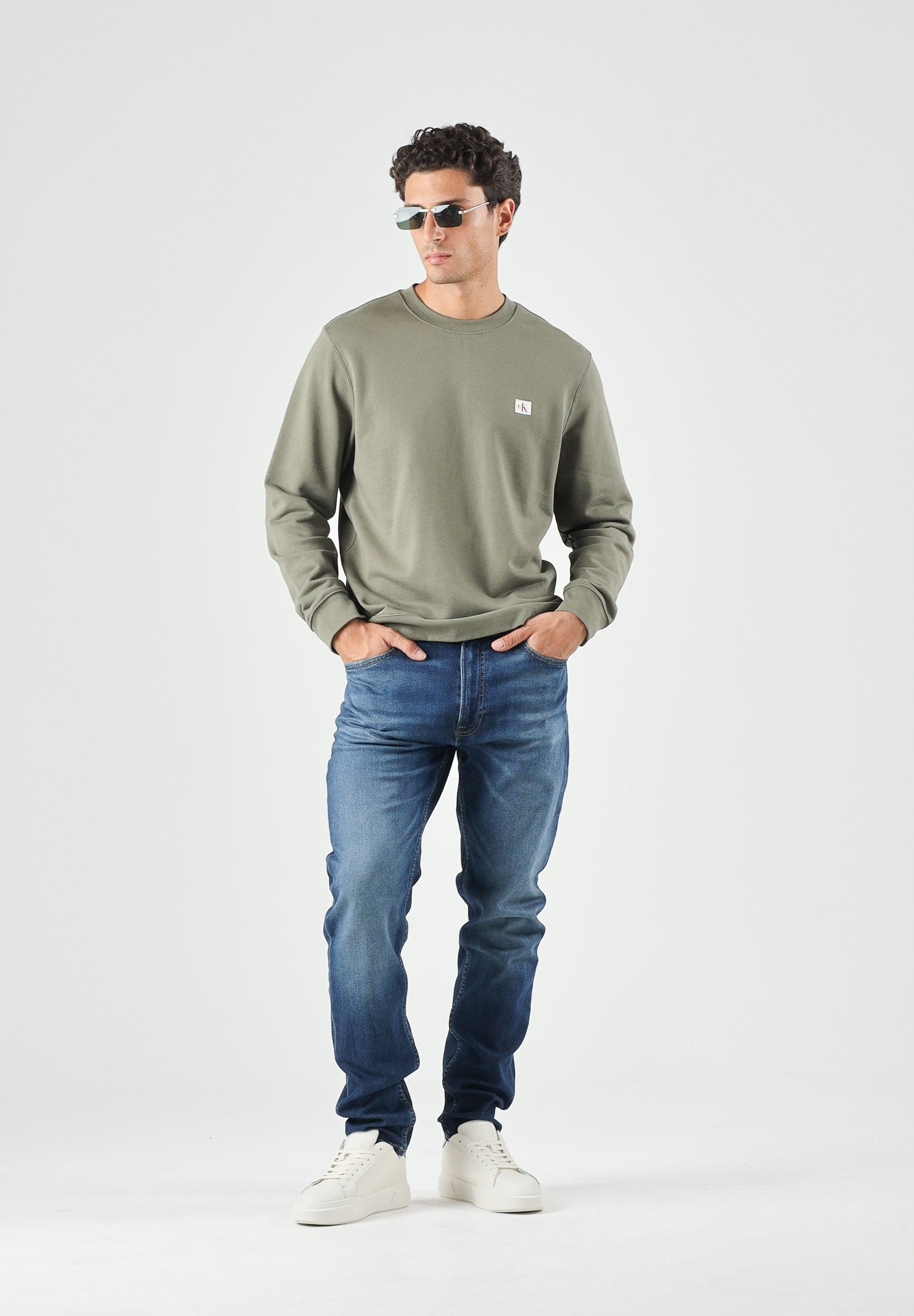 CALVIN KLEIN JEANS Felpa girocollo Dusty Olive, verde oliva, da uomo con patch logo e motivo in tinta unita. LV04RG268G LDY CALVIN KLEIN JEANS 
