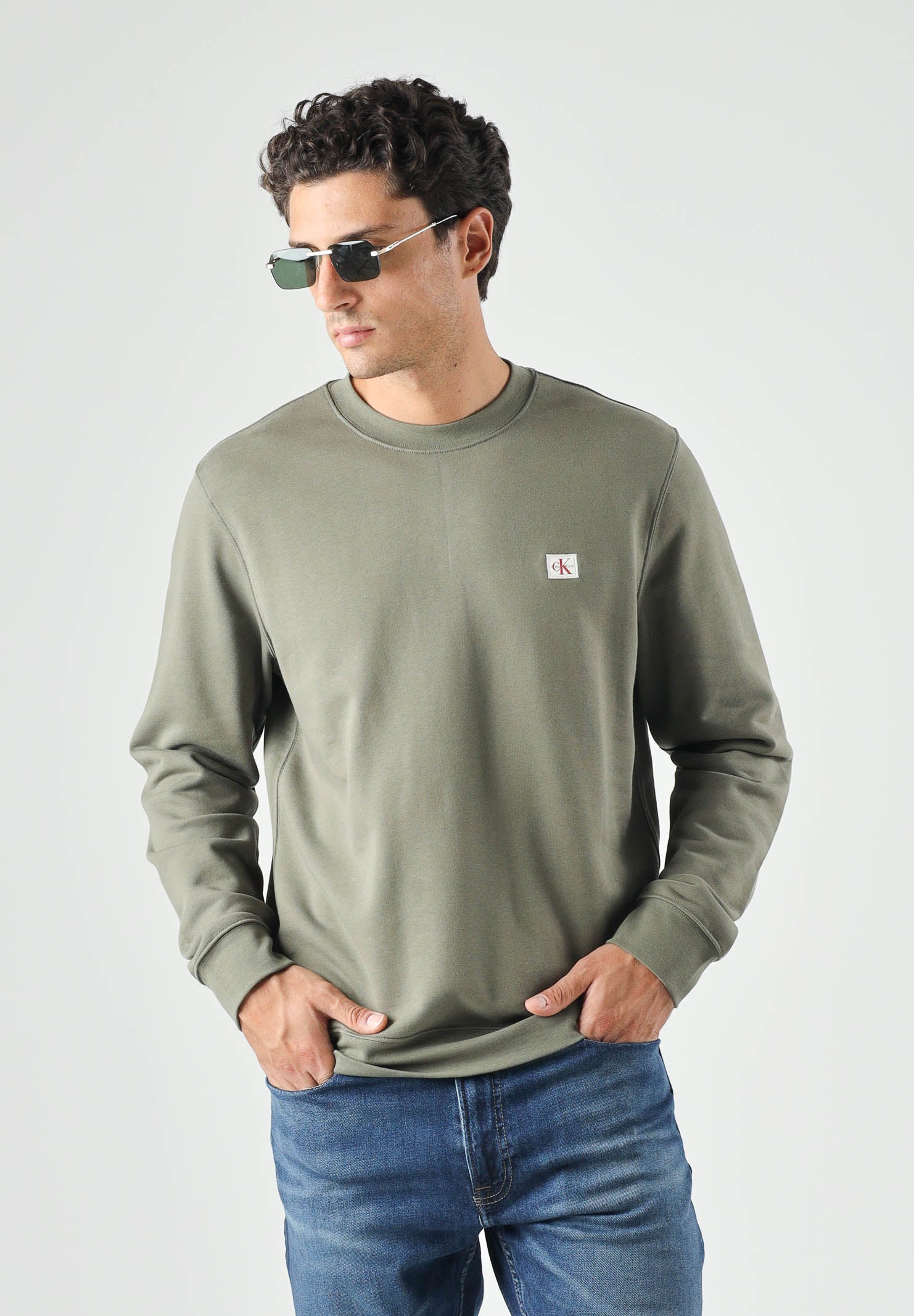CALVIN KLEIN JEANS Felpa girocollo Dusty Olive, verde oliva, da uomo con patch logo e motivo in tinta unita. LV04RG268G LDY CALVIN KLEIN JEANS 