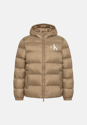 CALVIN KLEIN JEANS Piumino LIGHTWEIGHT NYLON HOODED PUFFER JACKET Khaki Umber beige kaki da uomo, con imbottitura sintetica, cappuccio fisso, trapuntatura orizzontale, chiusura frontale con zip e maxi logo CK sul petto. LV04RG513G 10J CALVIN KLEIN JEANS 