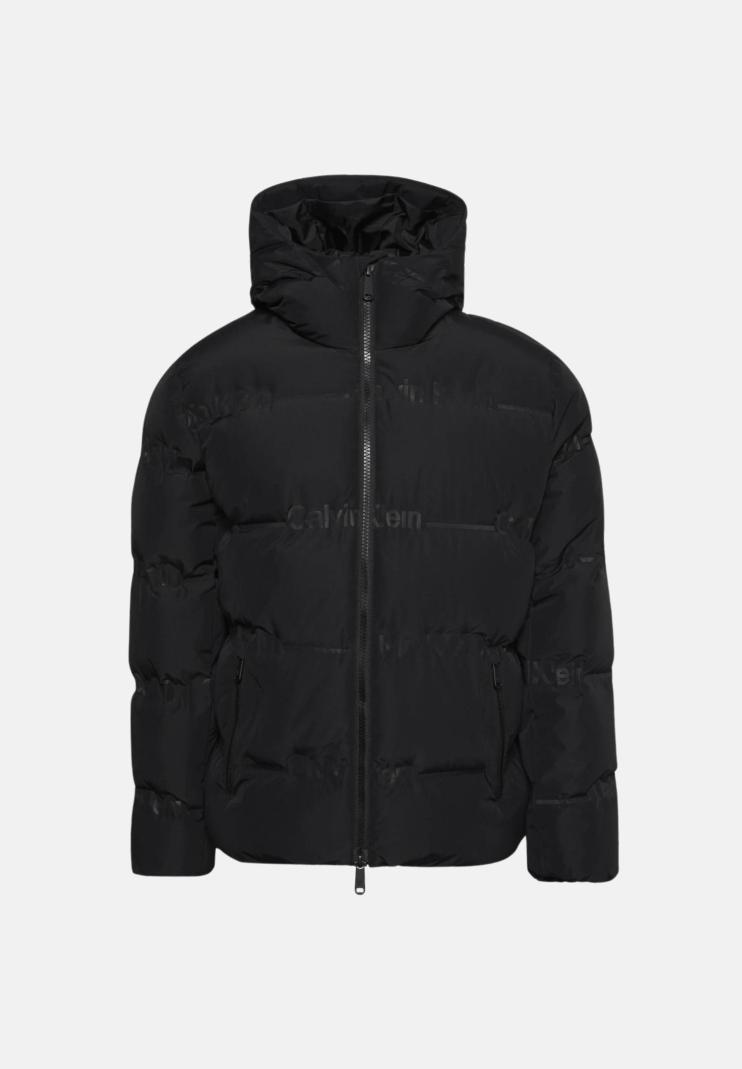 CALVIN KLEIN JEANS Piumino RELAXED LOGO DOWN PUFFER JACKET nero da uomo,, cappuccio, trapuntatura orizzontale e maxi lettering Calvin Klein tono su tono sul davanti. LV04RH523G UB1 CALVIN KLEIN JEANS 