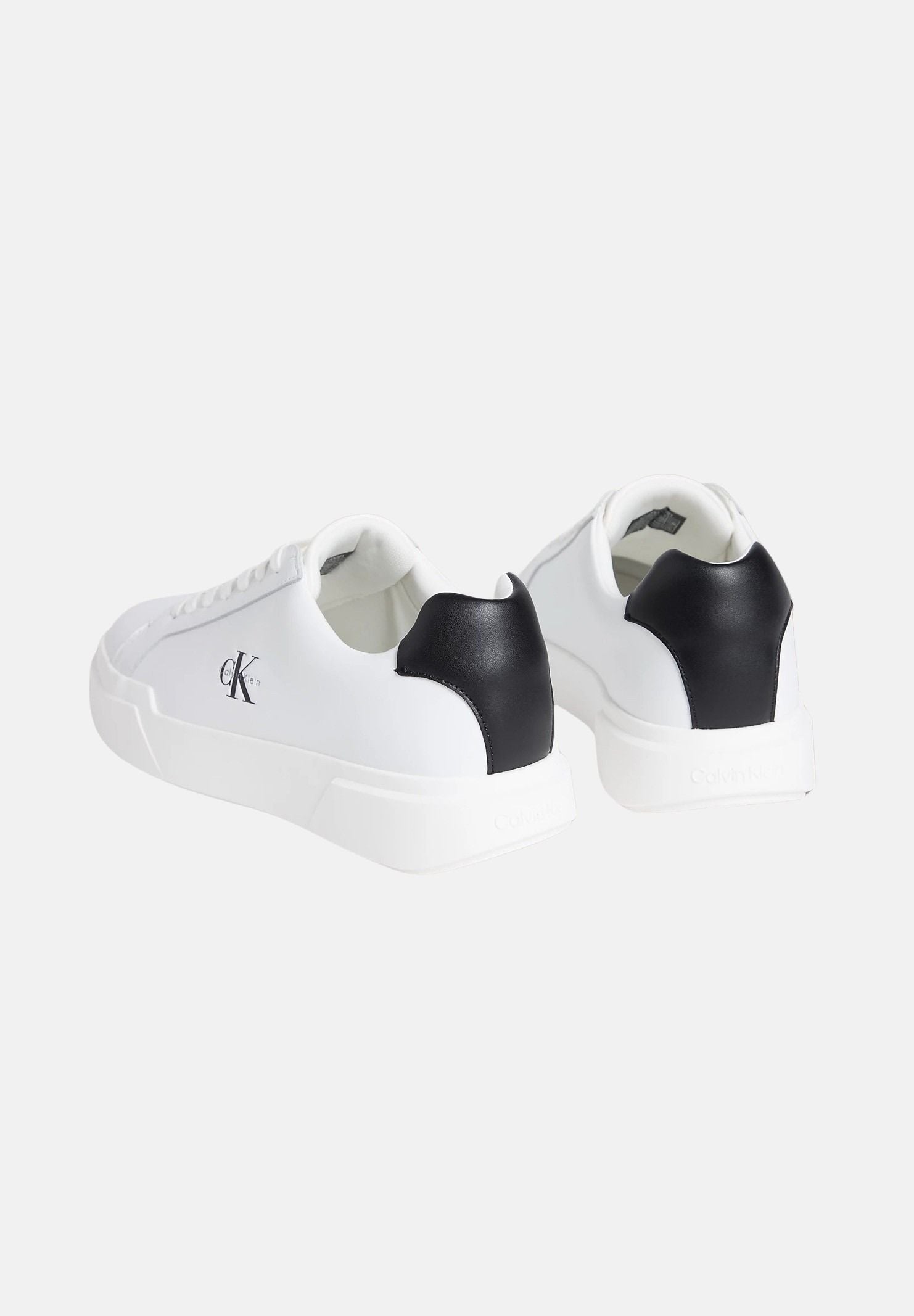 CALVIN KLEIN JEANS Sneakers in pelle bianche e nere da uomo con dettagli neri a contrasto e monogramma CK laterale.<BR/> YM0YM01344 06X CALVIN KLEIN JEANS 