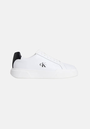 CALVIN KLEIN JEANS Sneakers in pelle bianche e nere da uomo con dettagli neri a contrasto e monogramma CK laterale.<BR/> YM0YM01344 06X CALVIN KLEIN JEANS 