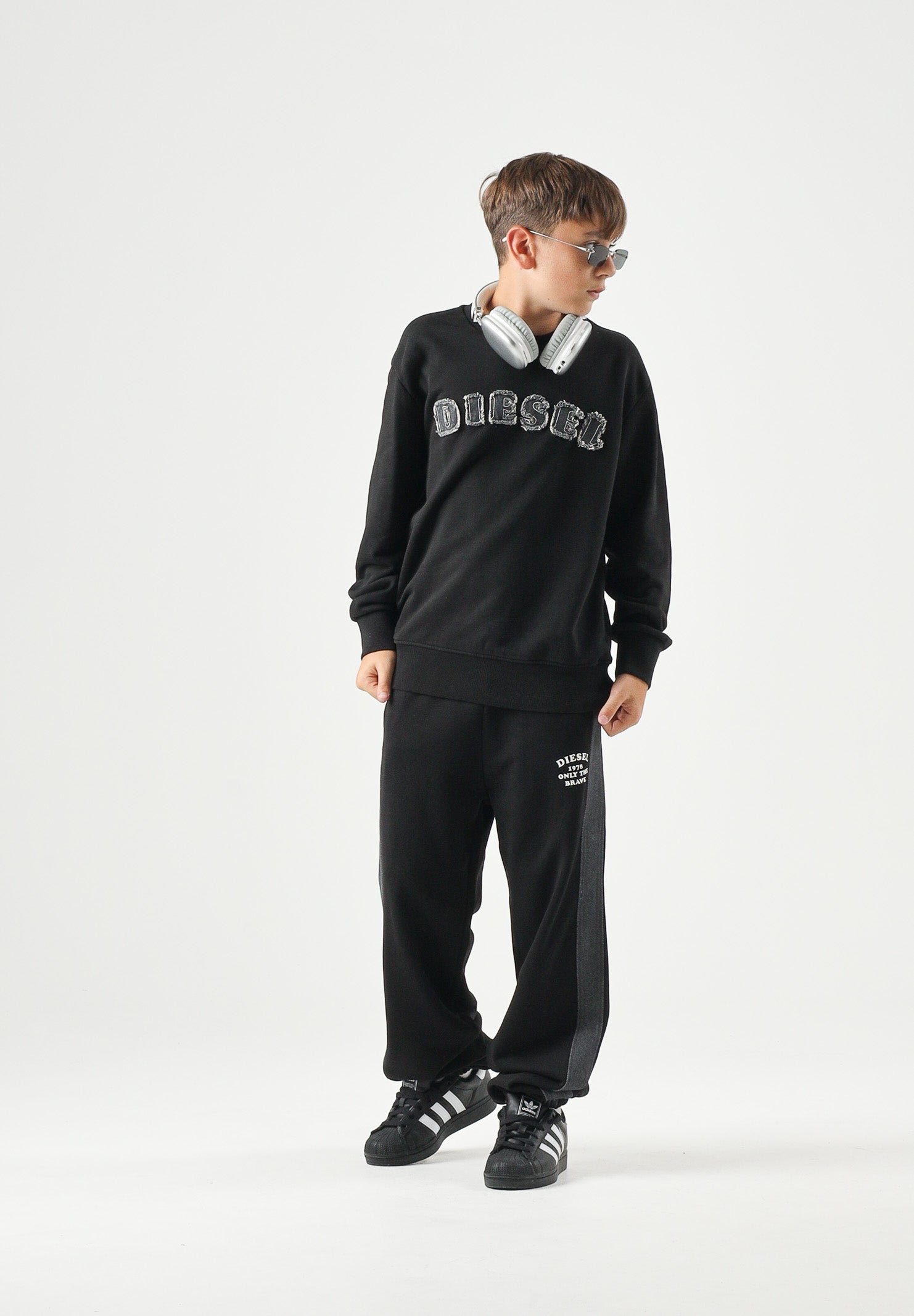 DIESEL Felpa girocollo SJEANS OVER nero, per donna, ragazzi e bambini con logo Diesel frontale effetto sfrangiato. J029850GEAD K900 DIESEL 