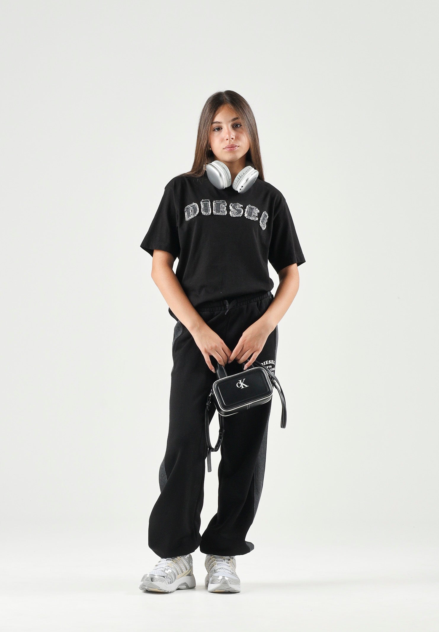 DIESEL T-shirt TJEANS OVER nera per donna, ragazzi e bambini con logo Diesel frontale effetto sfrangiato J02992KYA1Y K900 DIESEL 