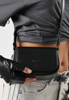 DIESEL Borsa WIRT nera per donna, ragazza e bambina con patta e logo Oval D impresso sul davanti. J03145KXBTB K900 DIESEL 