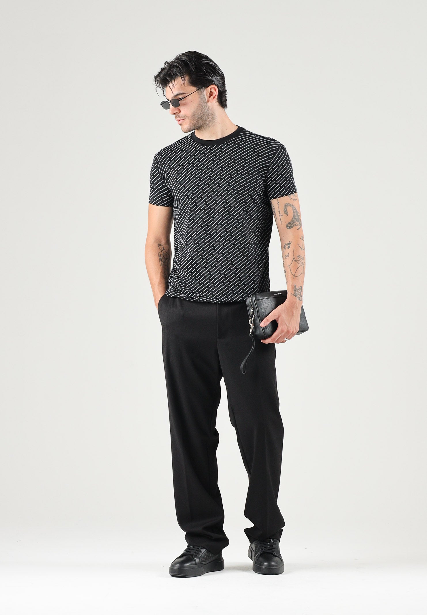 DSQUARED2 T-shirt girocollo nera per uomo con motivo logo monogram all-over D9H136390T 001 DSQUARED2 