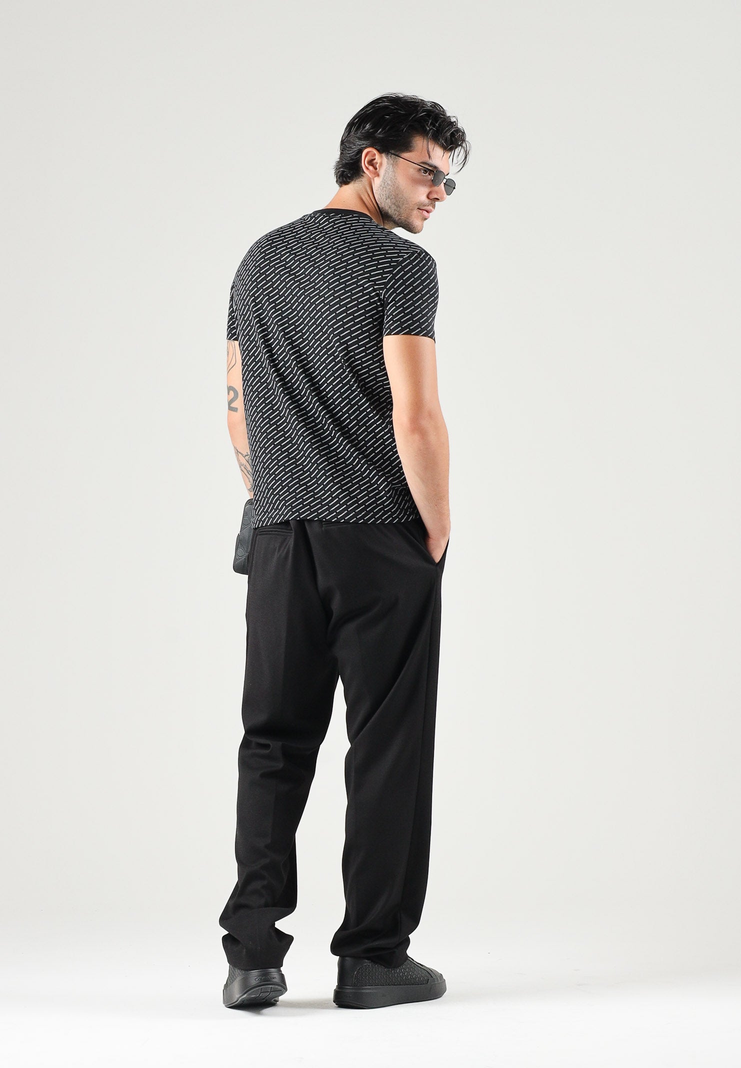 DSQUARED2 T-shirt girocollo nera per uomo con motivo logo monogram all-over D9H136390T 001 DSQUARED2 