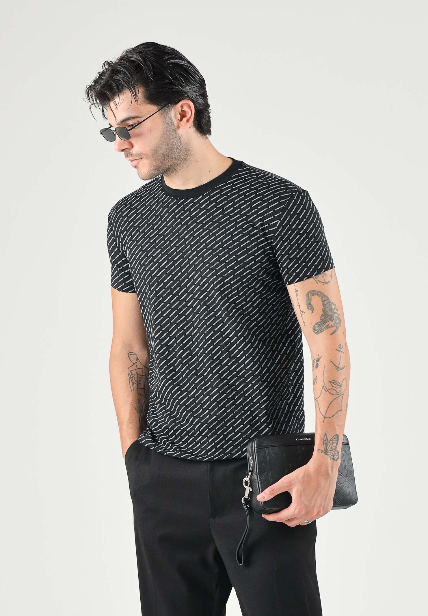 DSQUARED2 T-shirt girocollo nera per uomo con motivo logo monogram all-over D9H136390T 001 DSQUARED2 