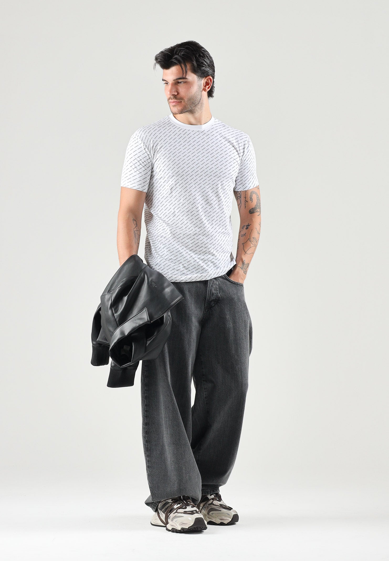 DSQUARED2 T-shirt girocollo bianca per uomo con motivo logo monogram all-over D9H136390T 100 DSQUARED2 