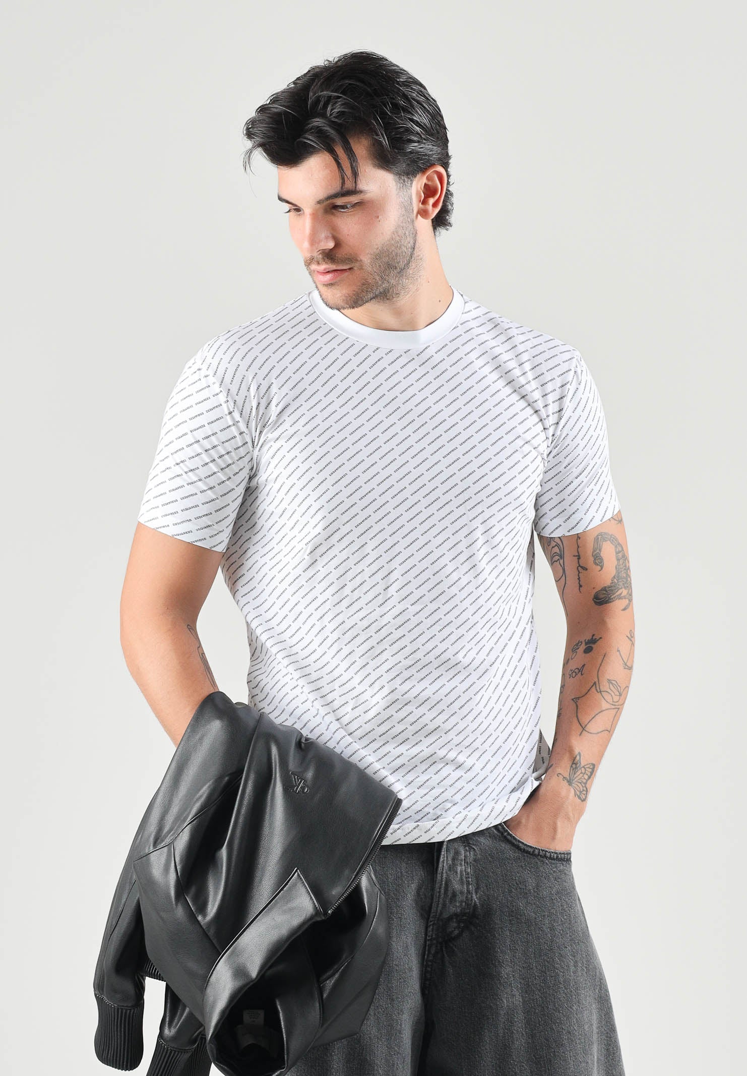 DSQUARED2 T-shirt girocollo bianca per uomo con motivo logo monogram all-over D9H136390T 100 DSQUARED2 