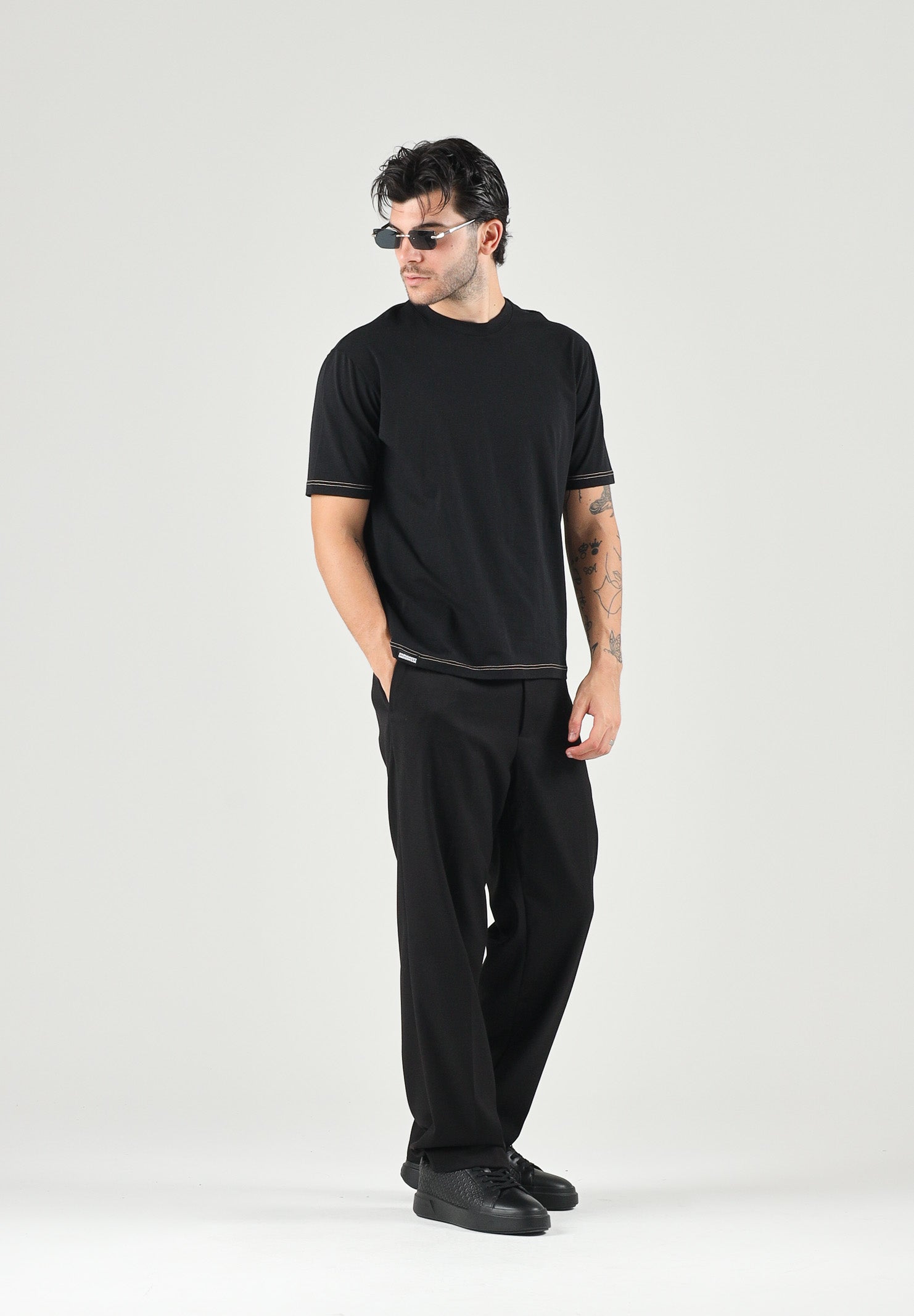 DSQUARED2 T-shirt girocollo nera da uomo con logo etichetta sul fondo D9M946350 001 DSQUARED 