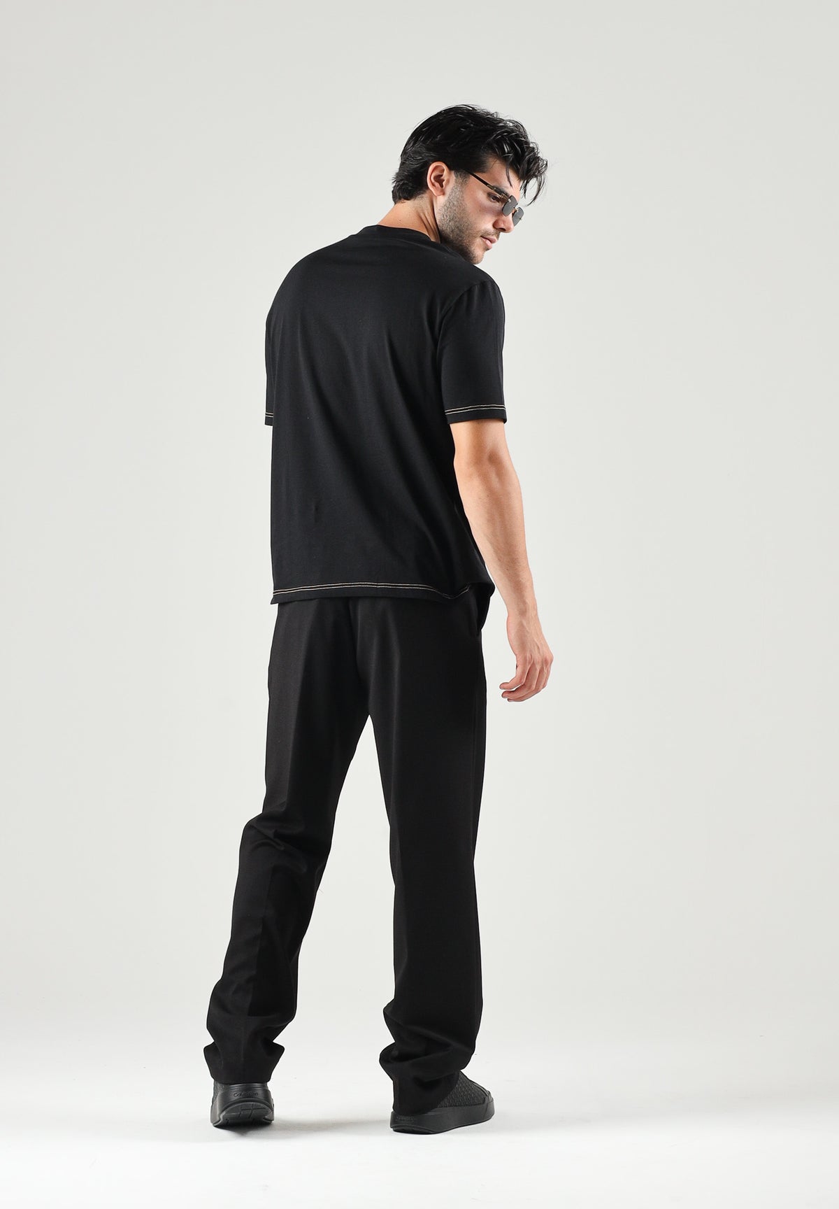 DSQUARED2 T-shirt girocollo nera da uomo con logo etichetta sul fondo D9M946350 001 DSQUARED2 