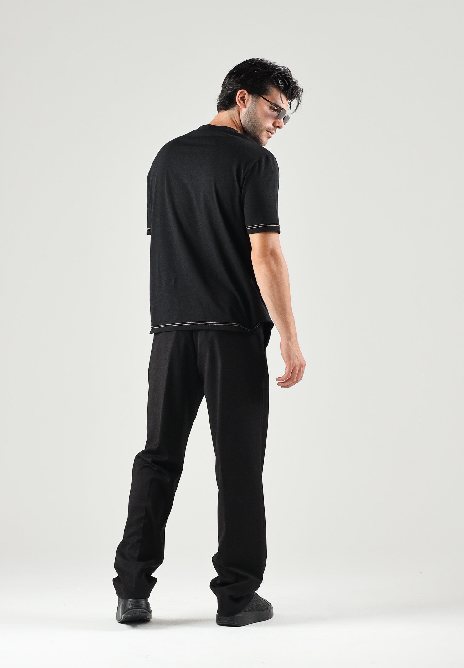 DSQUARED2 T-shirt girocollo nera da uomo con logo etichetta sul fondo D9M946350 001 DSQUARED 
