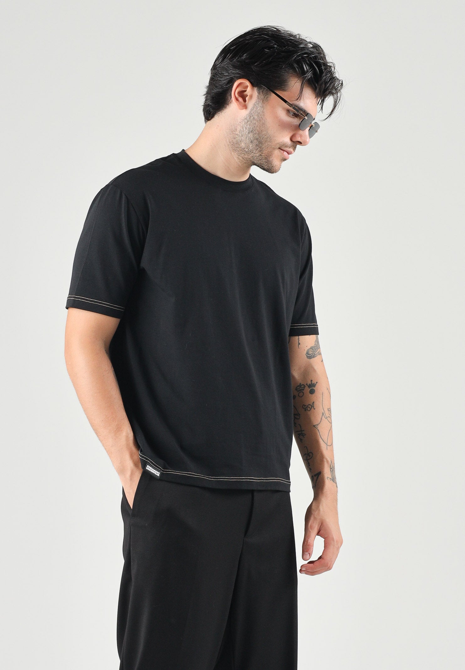 DSQUARED2 T-shirt girocollo nera da uomo con logo etichetta sul fondo D9M946350 001 DSQUARED 