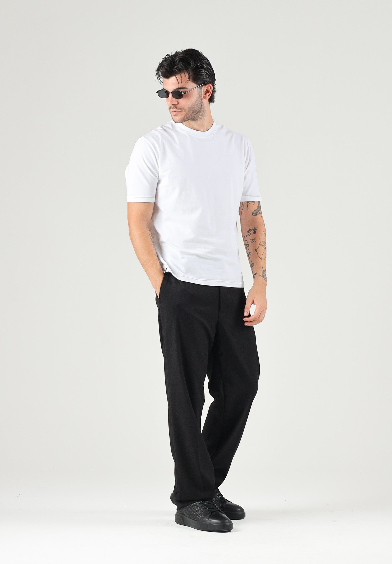DSQUARED2 T-shirt girocollo bianca da uomo con logo etichetta sul fondo. D9M946350 100 DSQUARED2 