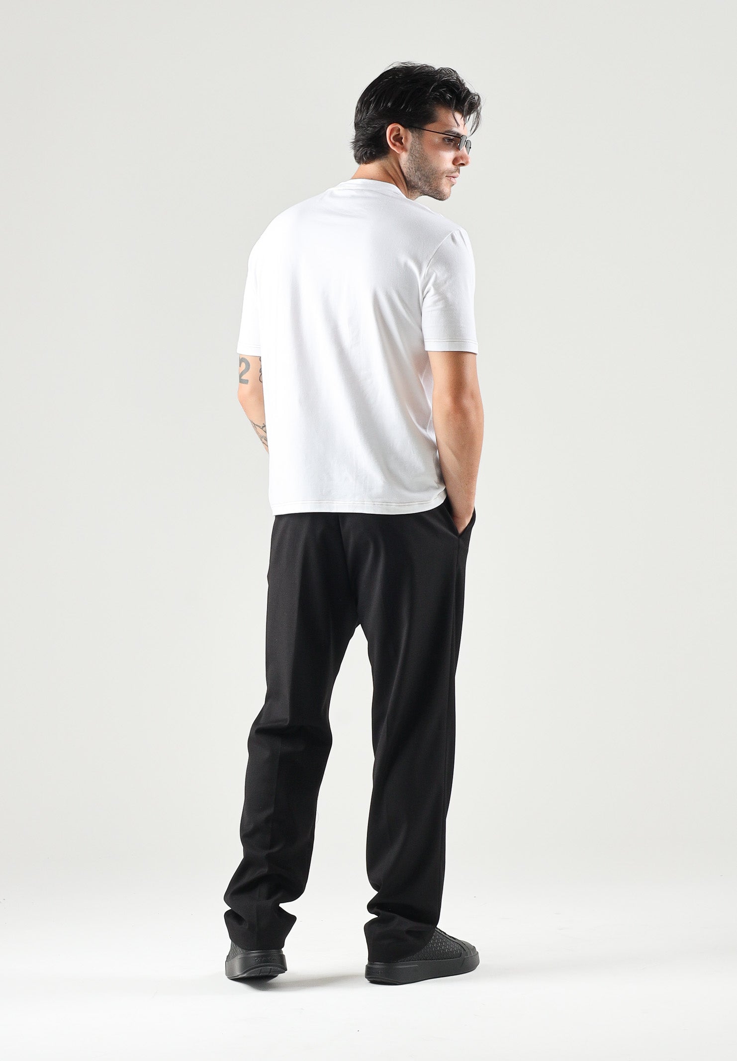 DSQUARED2 T-shirt girocollo bianca da uomo con logo etichetta sul fondo. D9M946350 100 DSQUARED2 