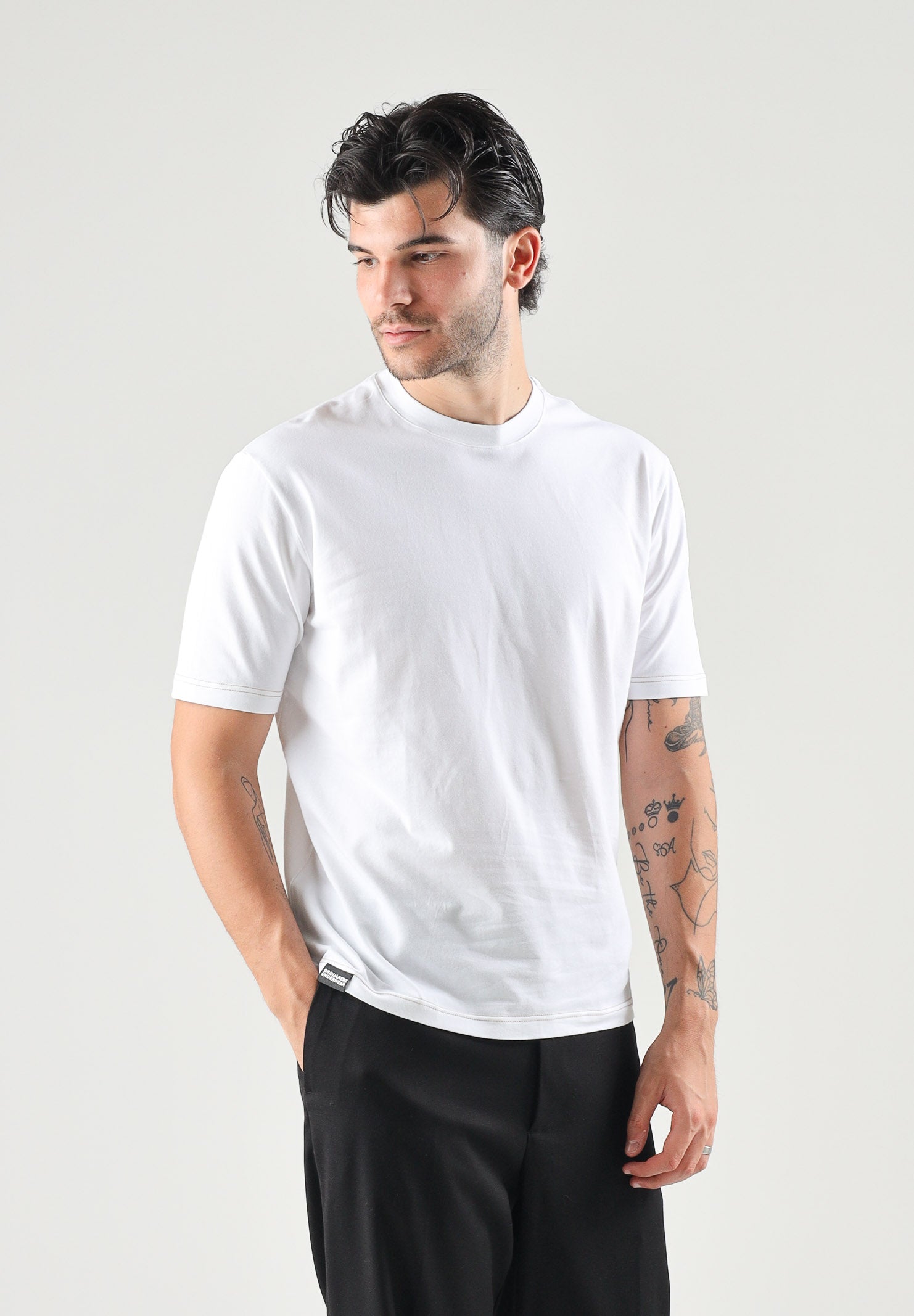 DSQUARED2 T-shirt girocollo bianca da uomo con logo etichetta sul fondo. D9M946350 100 DSQUARED2 