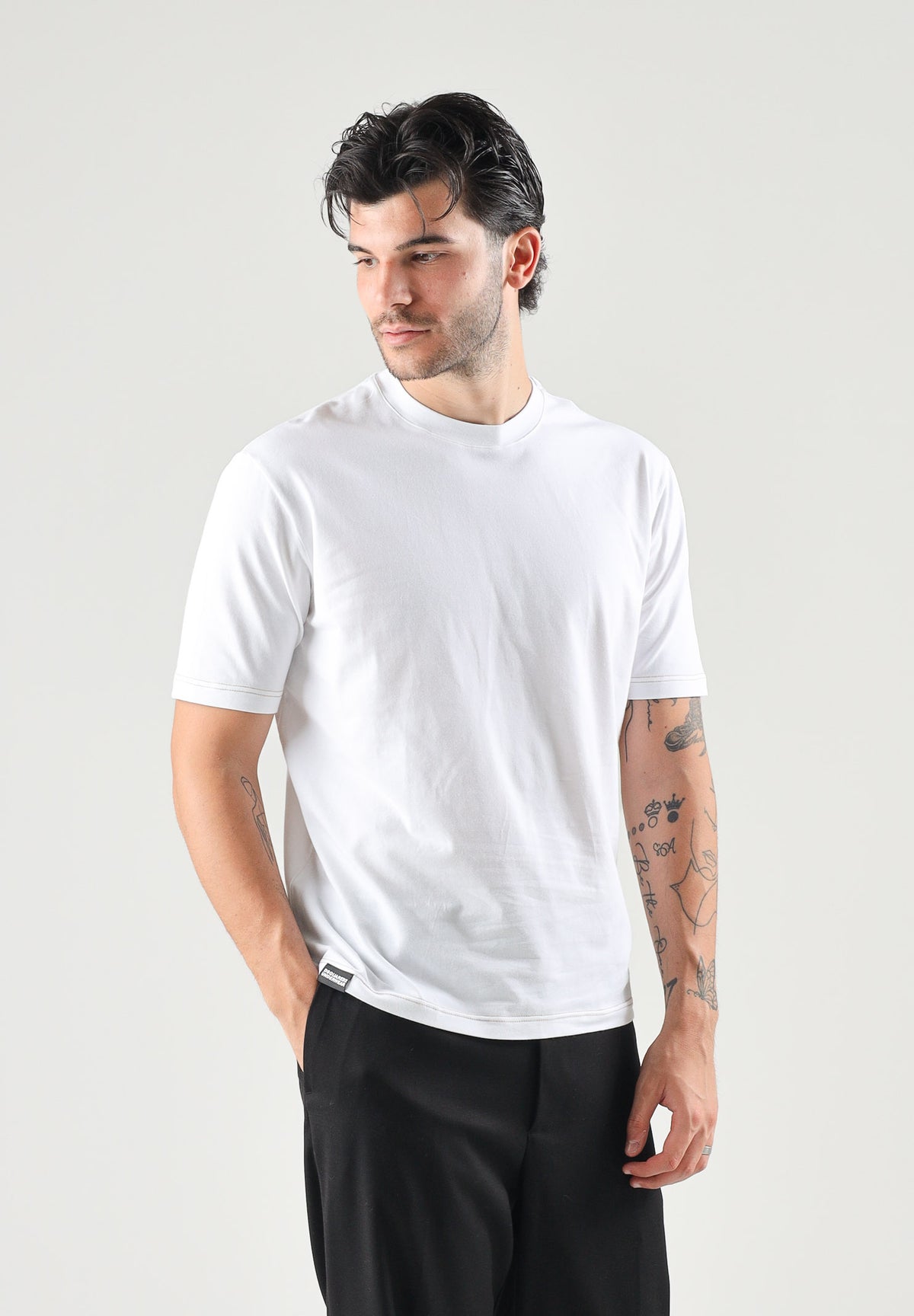 DSQUARED2 T-shirt girocollo bianca da uomo con logo etichetta sul fondo. D9M946350 100 DSQUARED2 