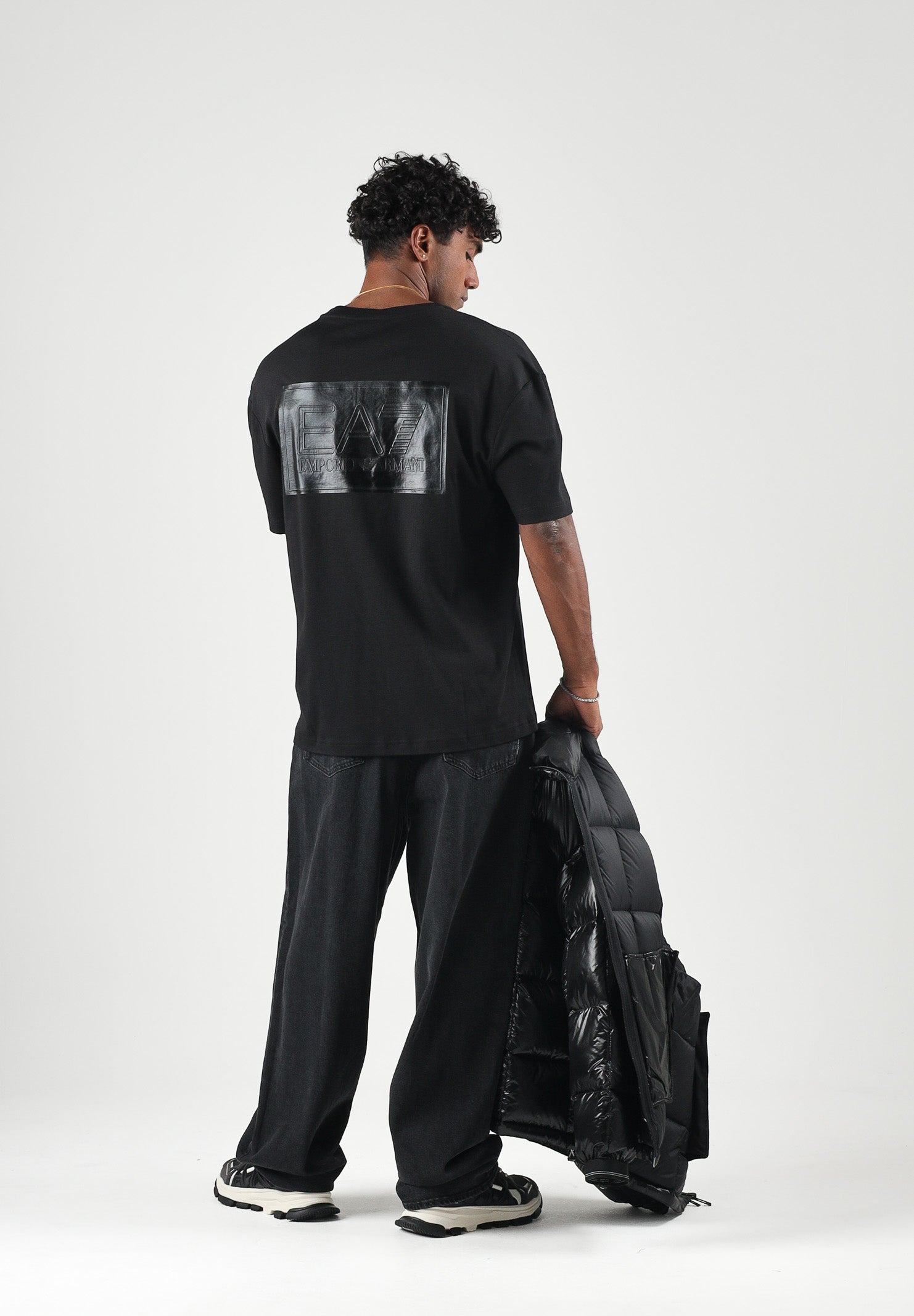 EA7 T-shirt manica corta nera da uomo con maxi logo gommato tono su tono sul retro. 7M002107AF10441 UC001 EA7 