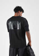 EA7 T-shirt manica corta nera da uomo con maxi logo gommato tono su tono sul retro. 7M002107AF10441 UC001 EA7 