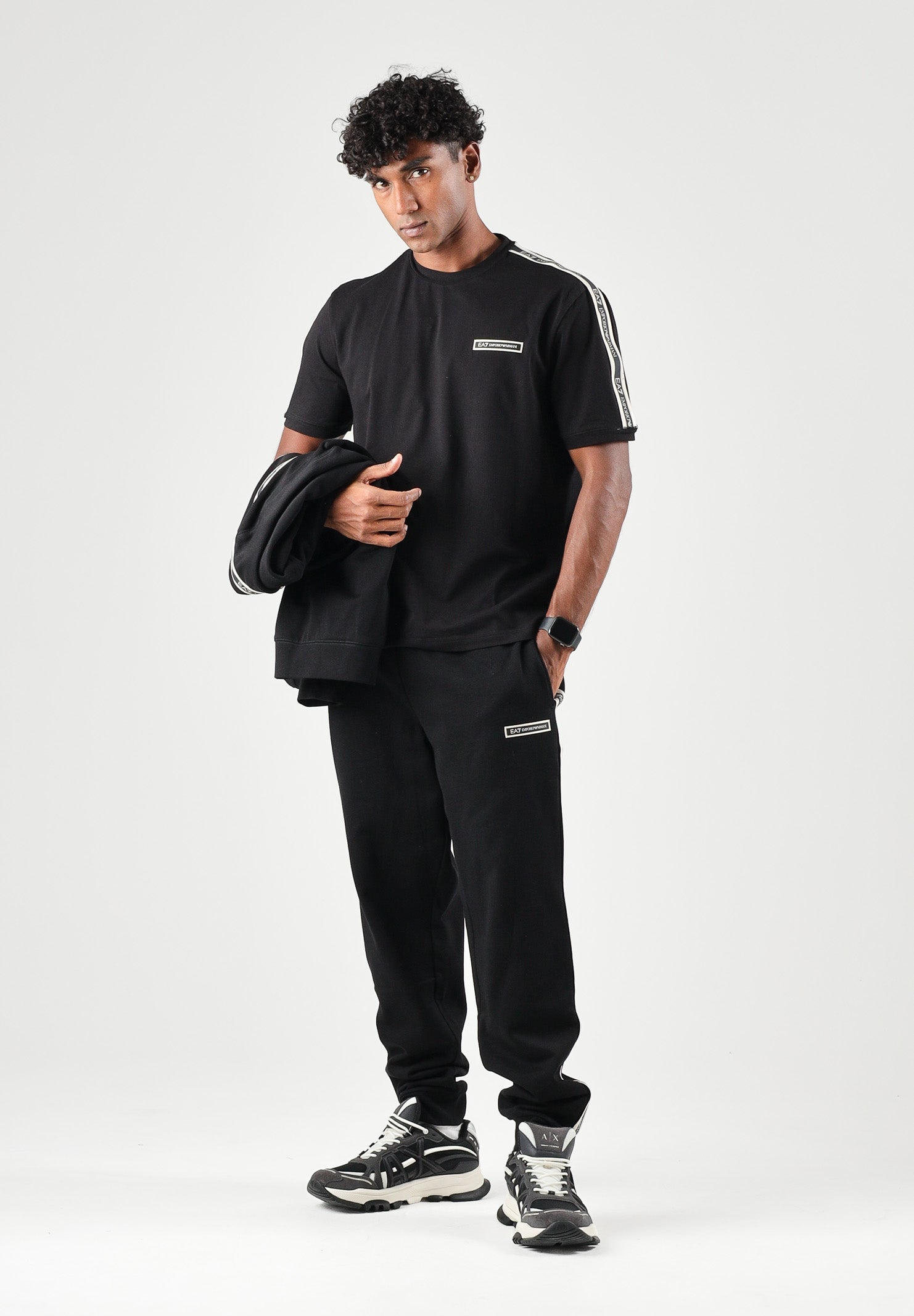 EA7 T-shirt manica corta nera per uomo con bande logate sulle maniche. 7M002189AF10373 UC001 EA7 