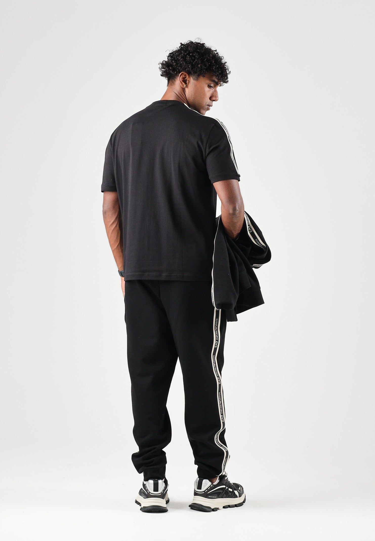 EA7 T-shirt manica corta nera per uomo con bande logate sulle maniche. 7M002189AF10373 UC001 EA7 