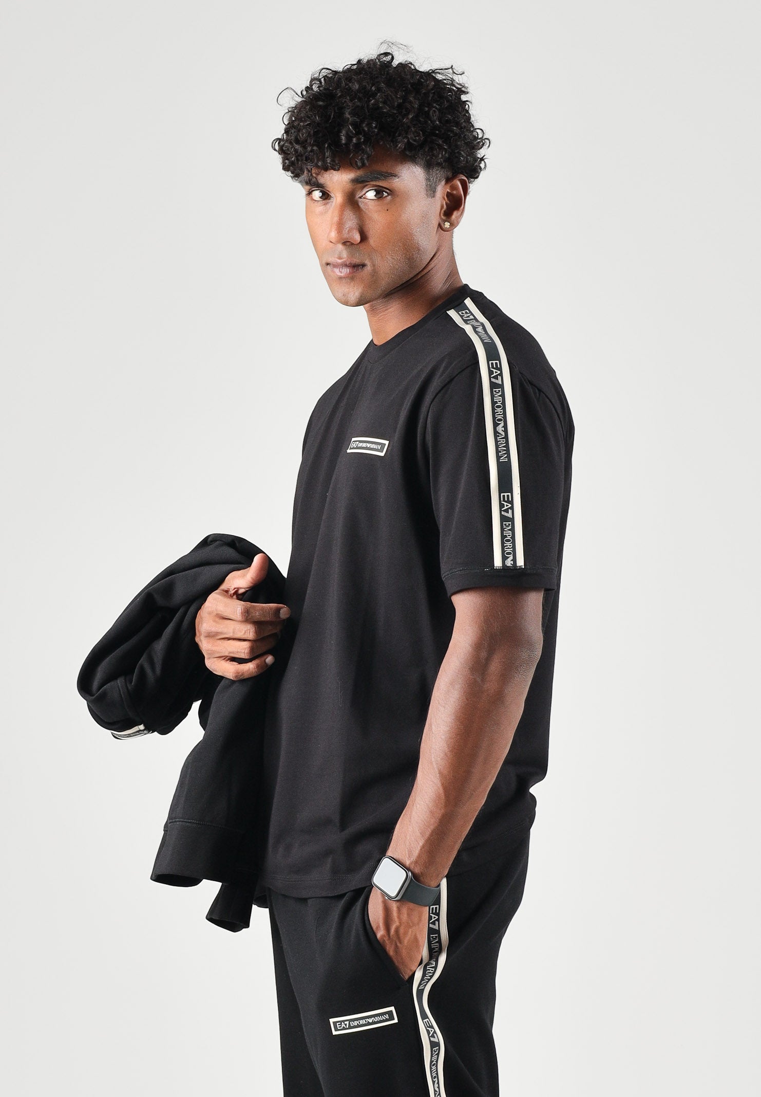 EA7 T-shirt manica corta nera per uomo con bande logate sulle maniche. 7M002189AF10373 UC001 EA7 