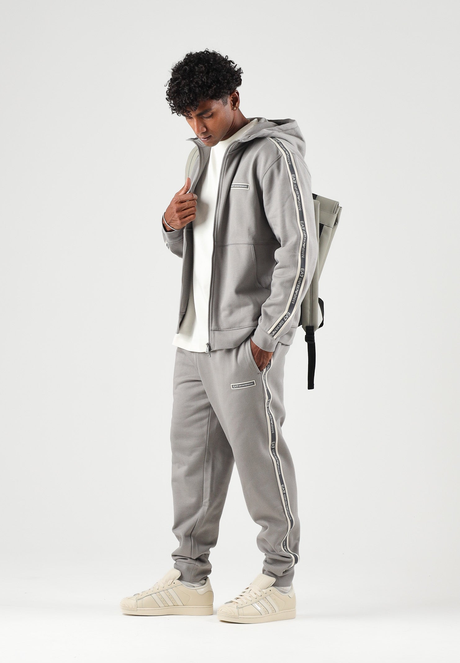 EA7 Pantaloni sportivi tortora per uomo con patch logo a contrasto sulla gamba 7M002198AF10377 U8067 EA7 