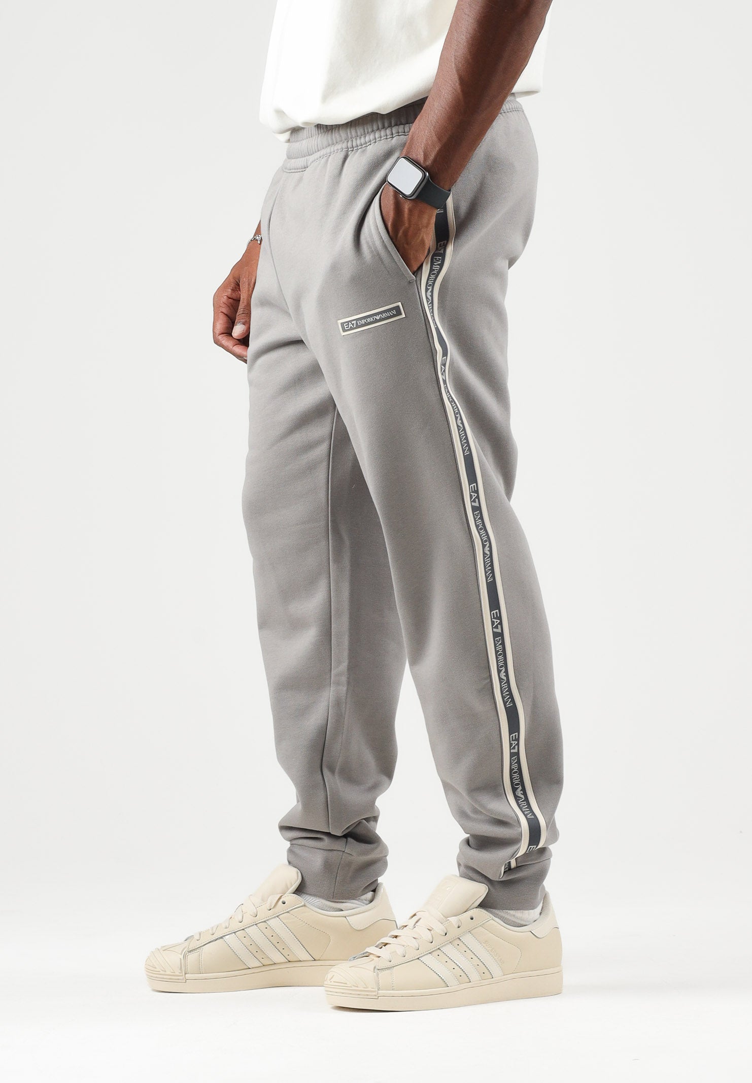 EA7 Pantaloni sportivi tortora per uomo con patch logo a contrasto sulla gamba 7M002198AF10377 U8067 EA7 