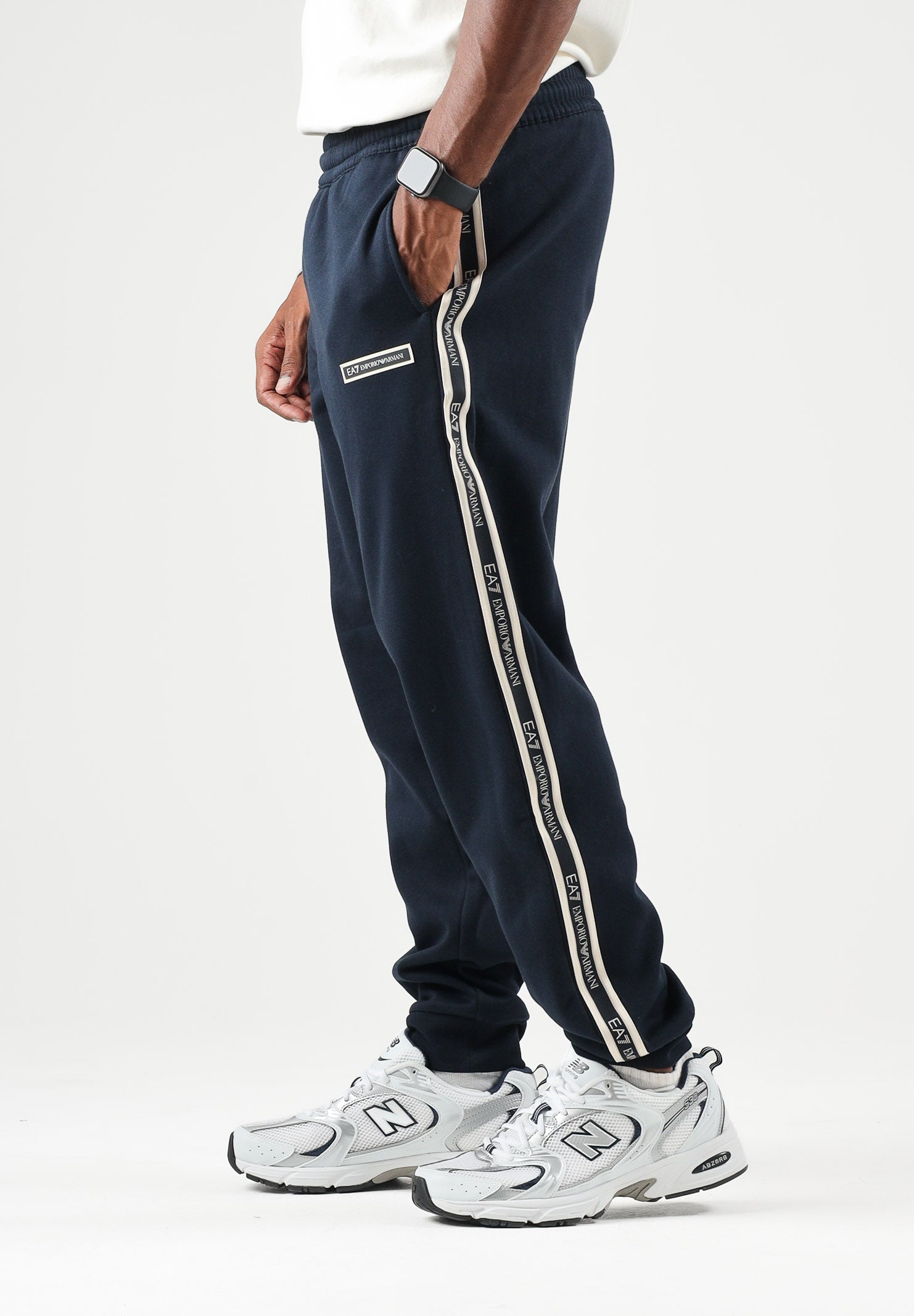 EA7 Pantaloni sportivi blu per uomo con patch logo a contrasto sulla gamba 7M002198AF10377 UB102 EA7 