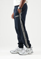 EA7 Pantaloni sportivi blu per uomo con patch logo a contrasto sulla gamba 7M002198AF10377 UB102 EA7 