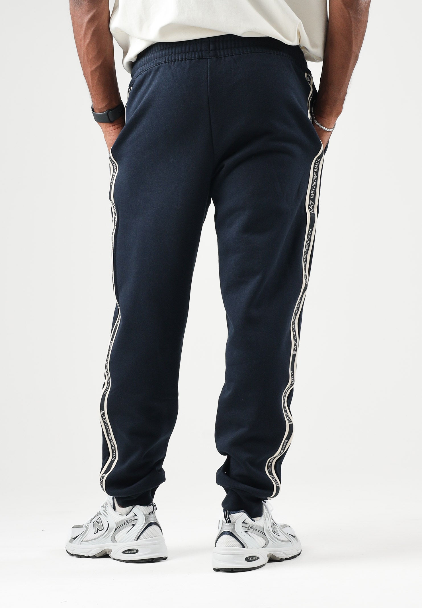 EA7 Pantaloni sportivi blu per uomo con patch logo a contrasto sulla gamba 7M002198AF10377 UB102 EA7 