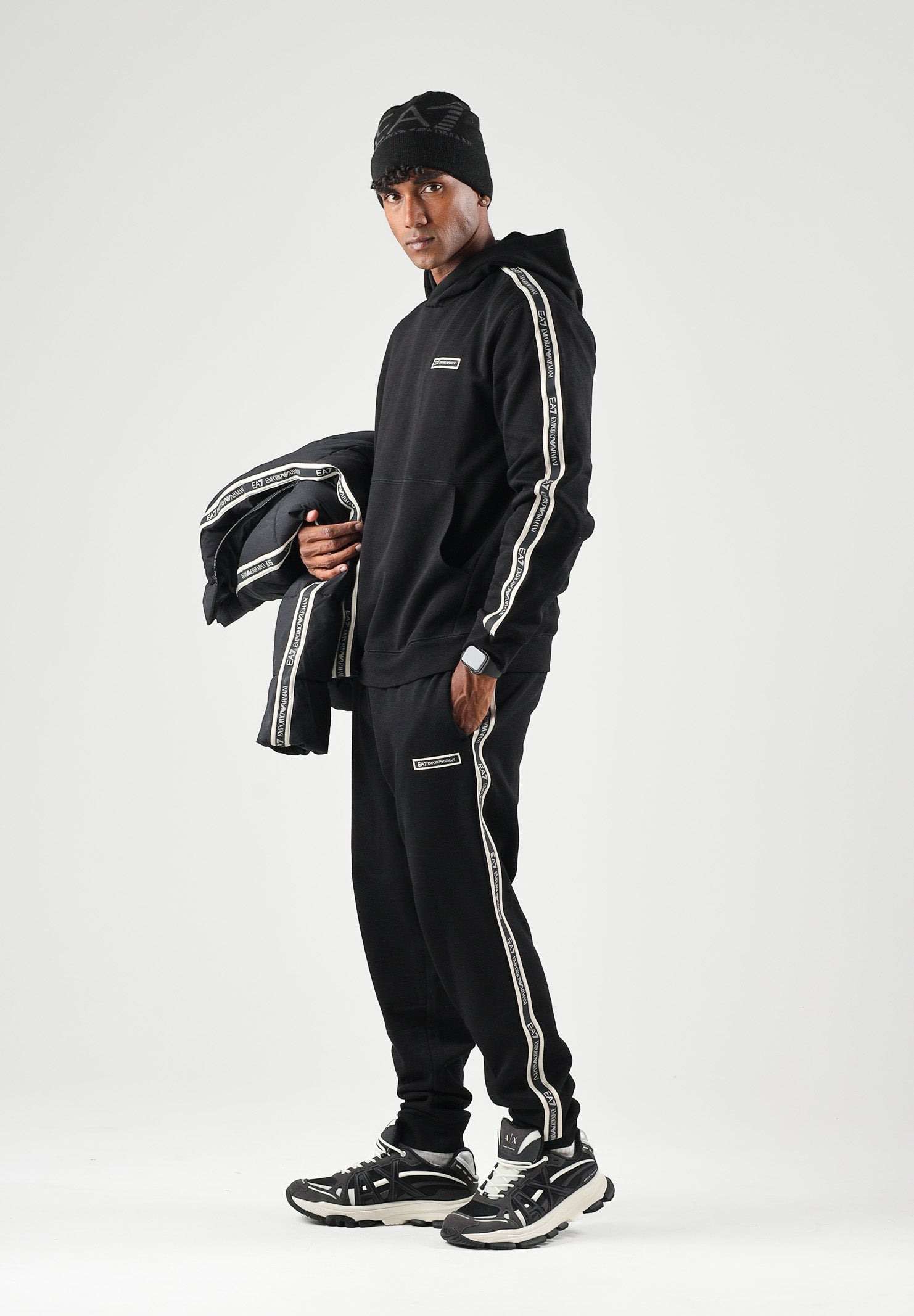 EA7 EMPORIO ARMANI Pantaloni jogger LOGO SERIES Black neri da uomo, con interno felpato, vita elasticizzata, tasche laterali, bande logate lungo le gambe e fondo con polsini. 7M002198AF10377 UC001 EA7 