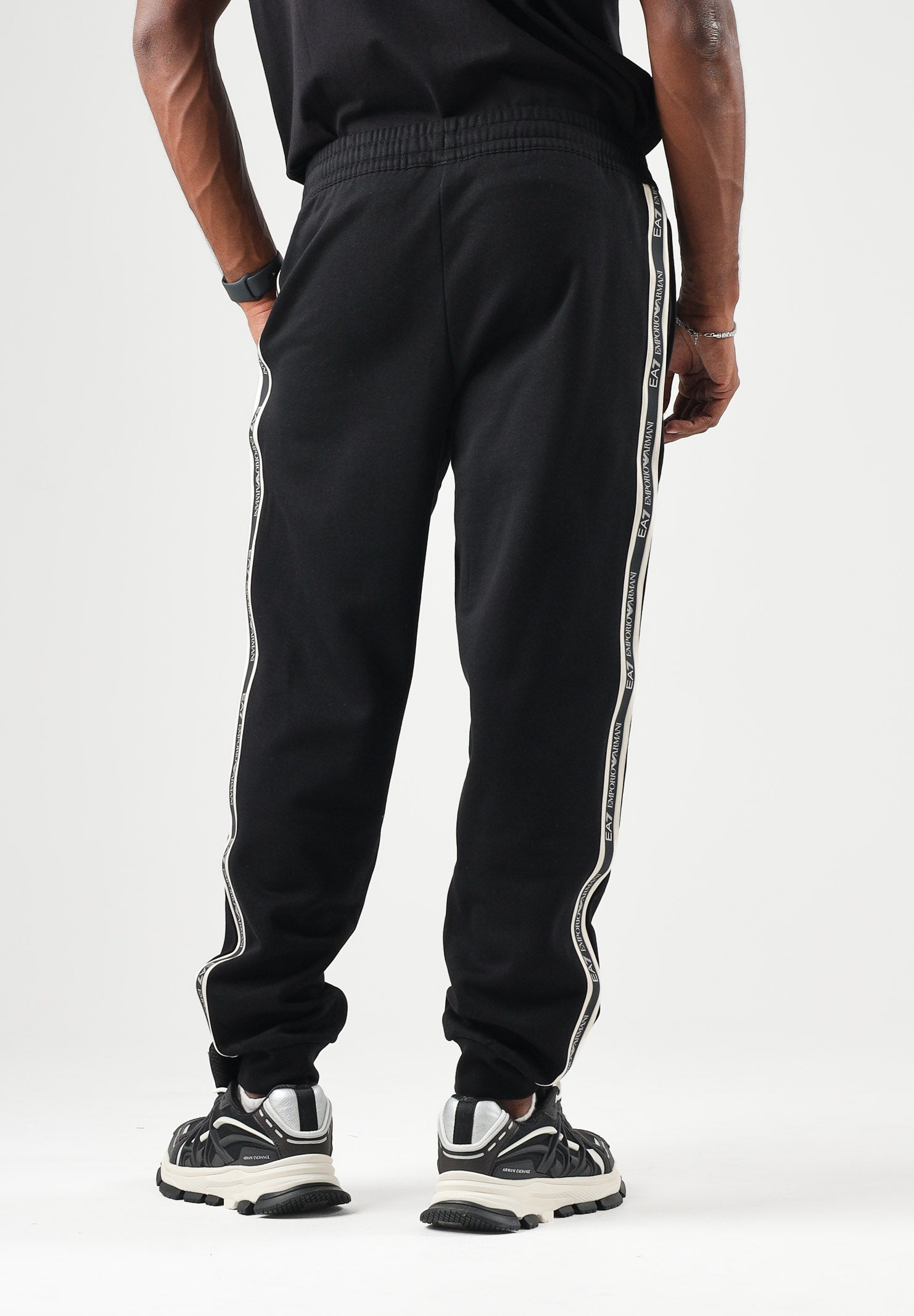 EA7 EMPORIO ARMANI Pantaloni jogger LOGO SERIES Black neri da uomo, con interno felpato, vita elasticizzata, tasche laterali, bande logate lungo le gambe e fondo con polsini. 7M002198AF10377 UC001 EA7 