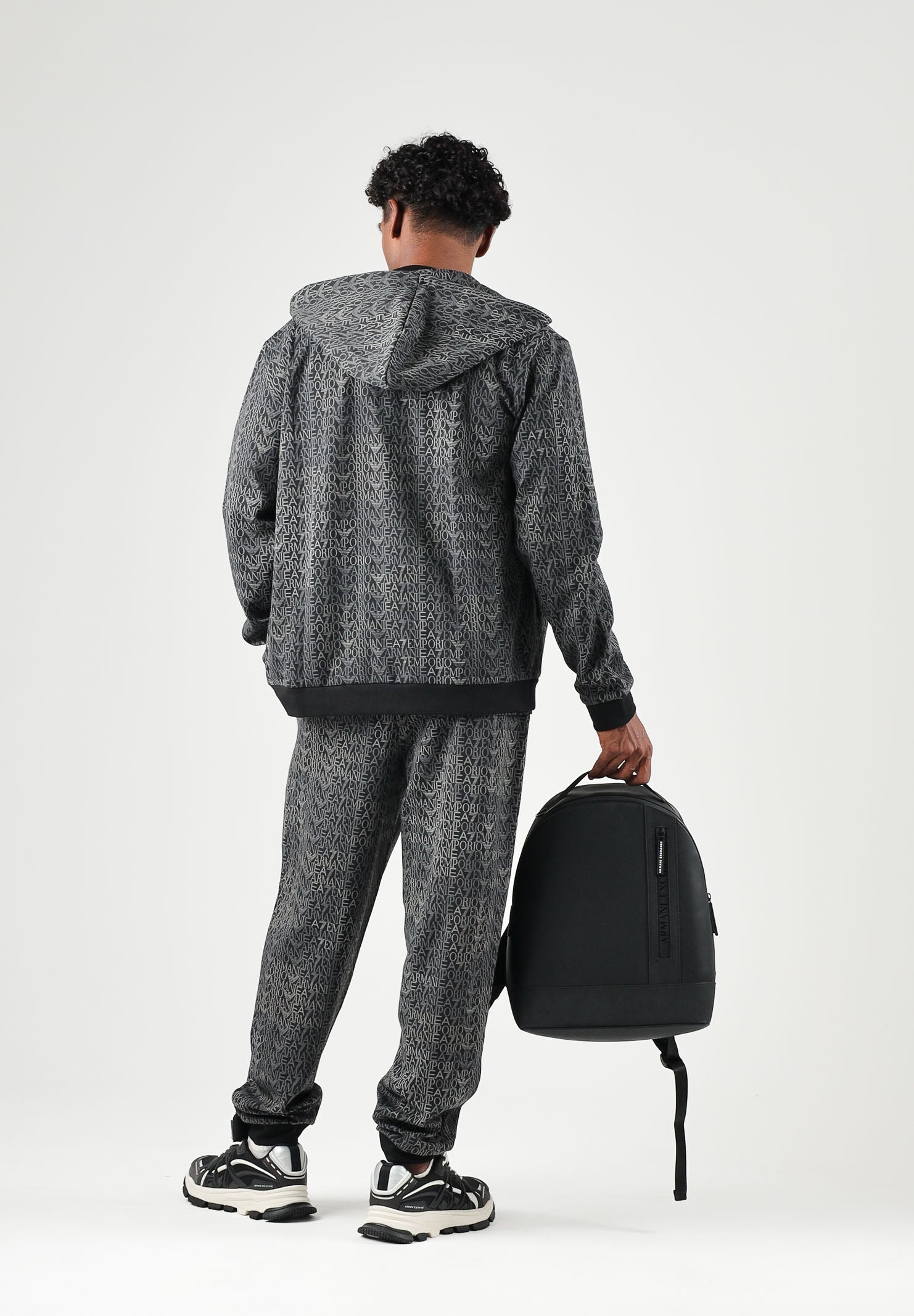 EA7 Pantaloni logo-print neri per uomo con stampa logo all over e coulisse in vita. 7M002207AF12660 FC099 EA7 