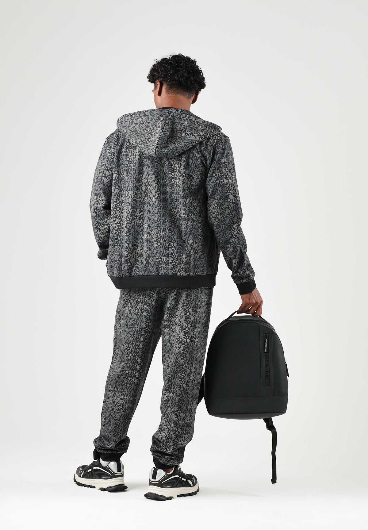 EA7 Pantaloni logo-print neri per uomo con stampa logo all over e coulisse in vita. 7M002207AF12660 FC099 EA7 