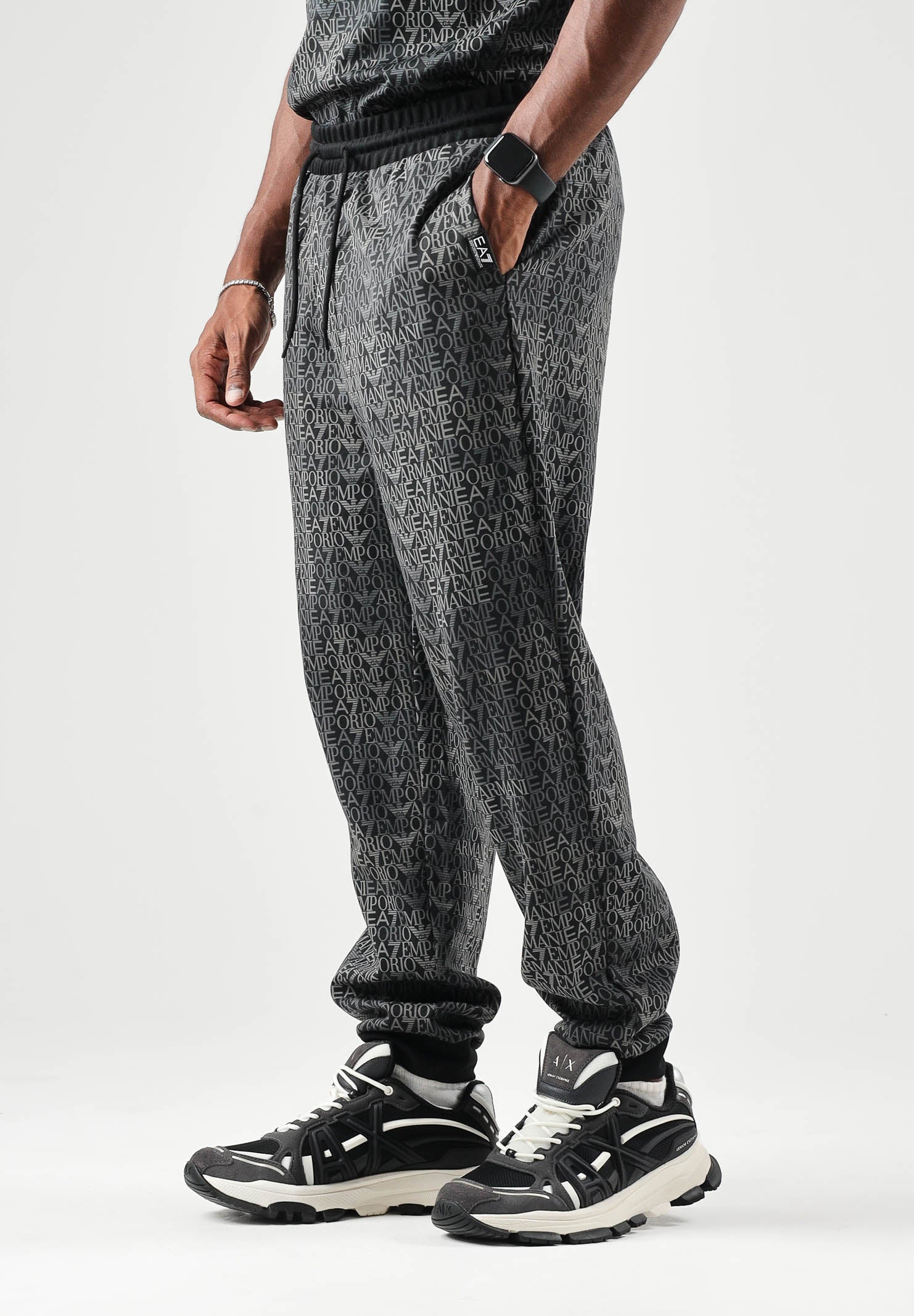 EA7 Pantaloni logo-print neri per uomo con stampa logo all over e coulisse in vita. 7M002207AF12660 FC099 EA7 