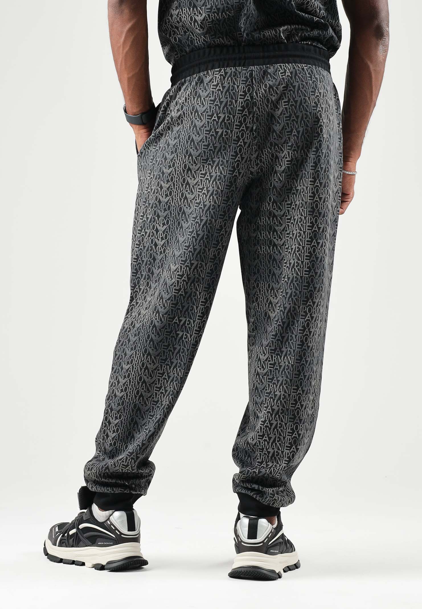 EA7 Pantaloni logo-print neri per uomo con stampa logo all over e coulisse in vita. 7M002207AF12660 FC099 EA7 