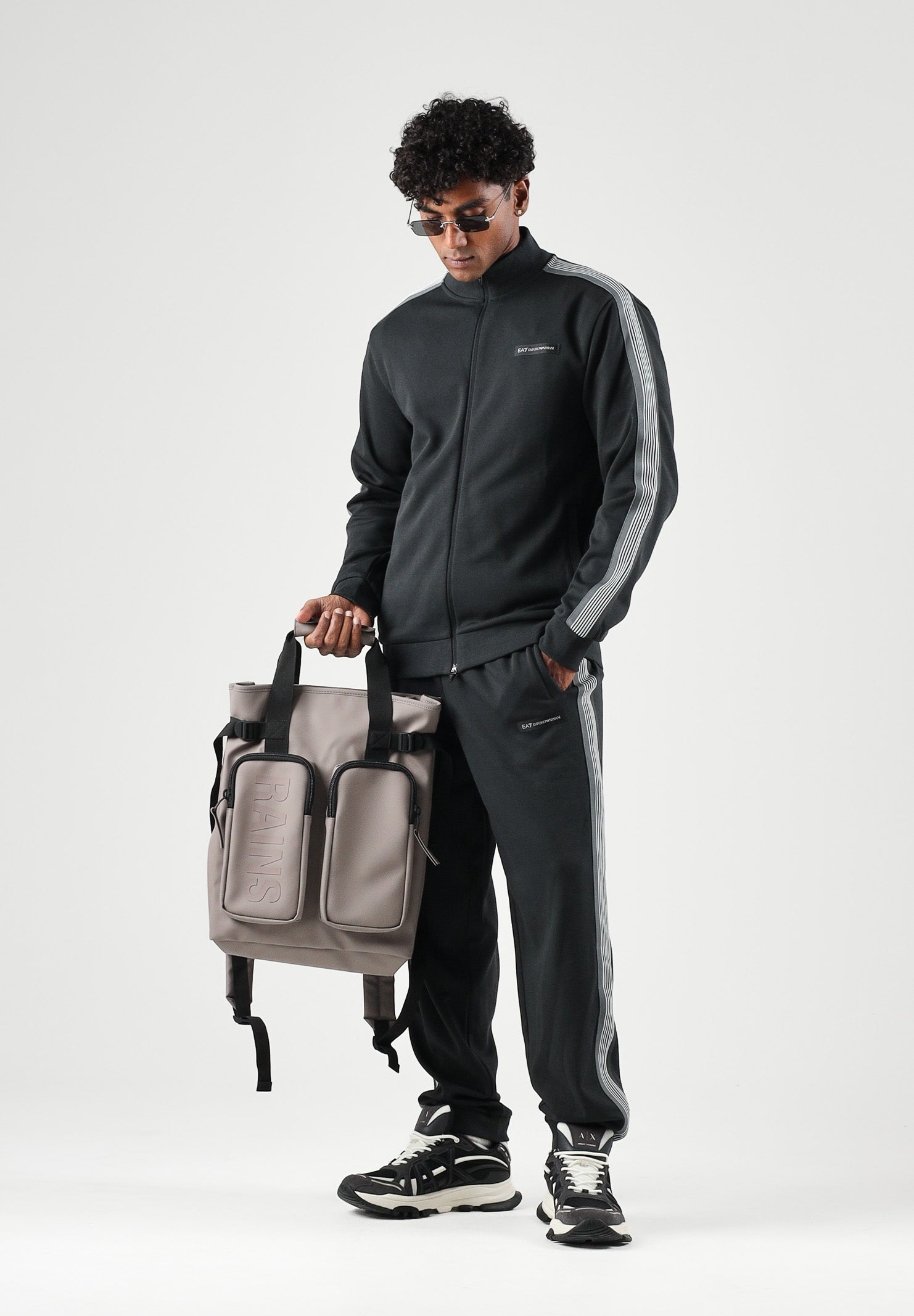 EA7 Tuta sportiva grigia per uomo con giacca a collo alto, zip frontale e pantaloni jogger. 7M002221AF12660 U8134 EA7 