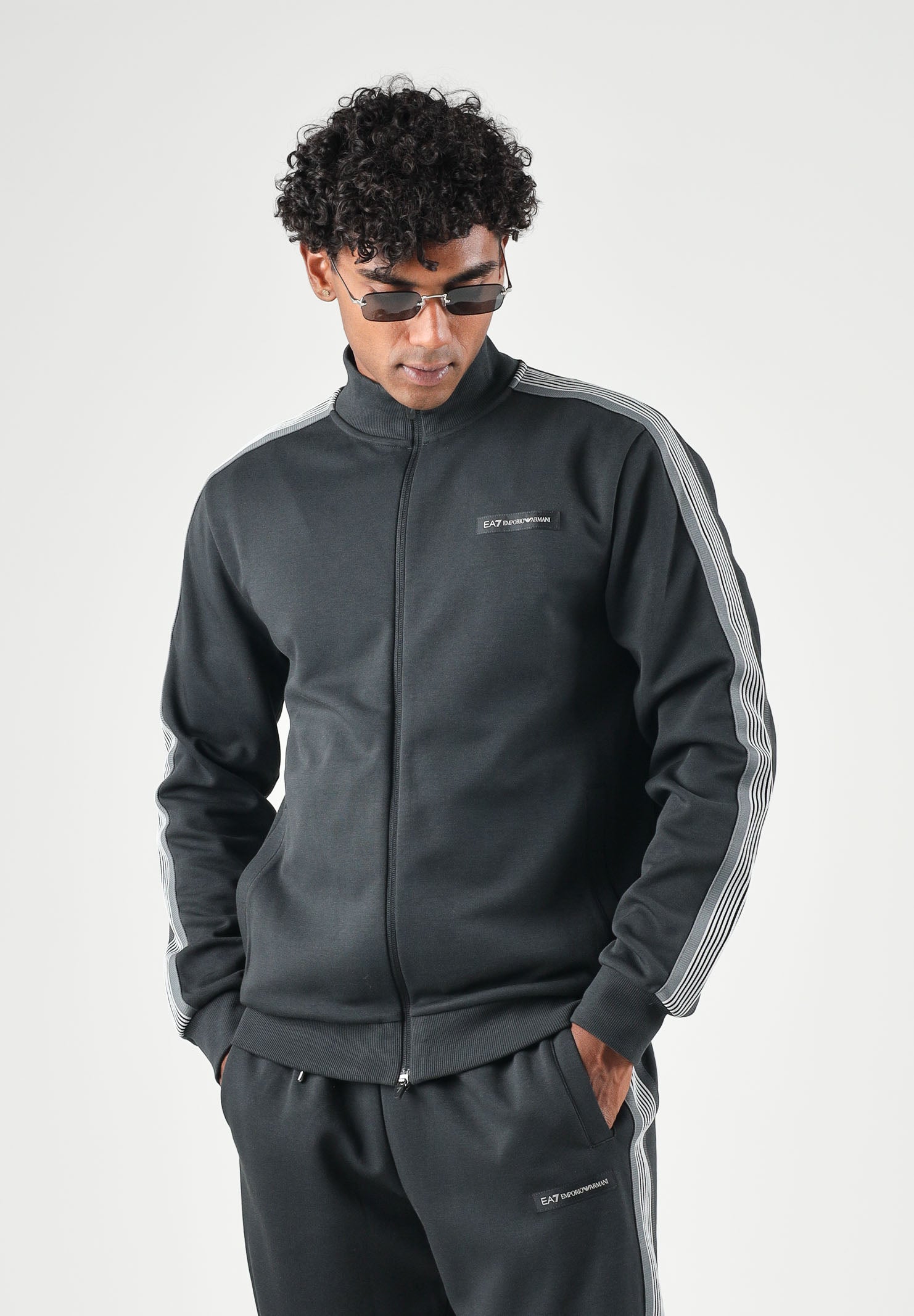 EA7 Tuta sportiva grigiaper uomo con giacca a collo alto, zip frontale e pantaloni jogger. 7M002221AF12660 U8134 EA7 