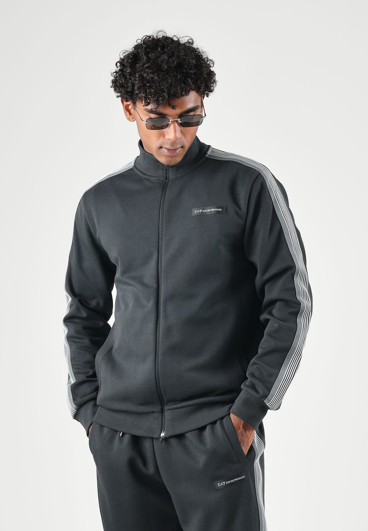EA7 Tuta sportiva grigiaper uomo con giacca a collo alto, zip frontale e pantaloni jogger. 7M002221AF12660 U8134 EA7 