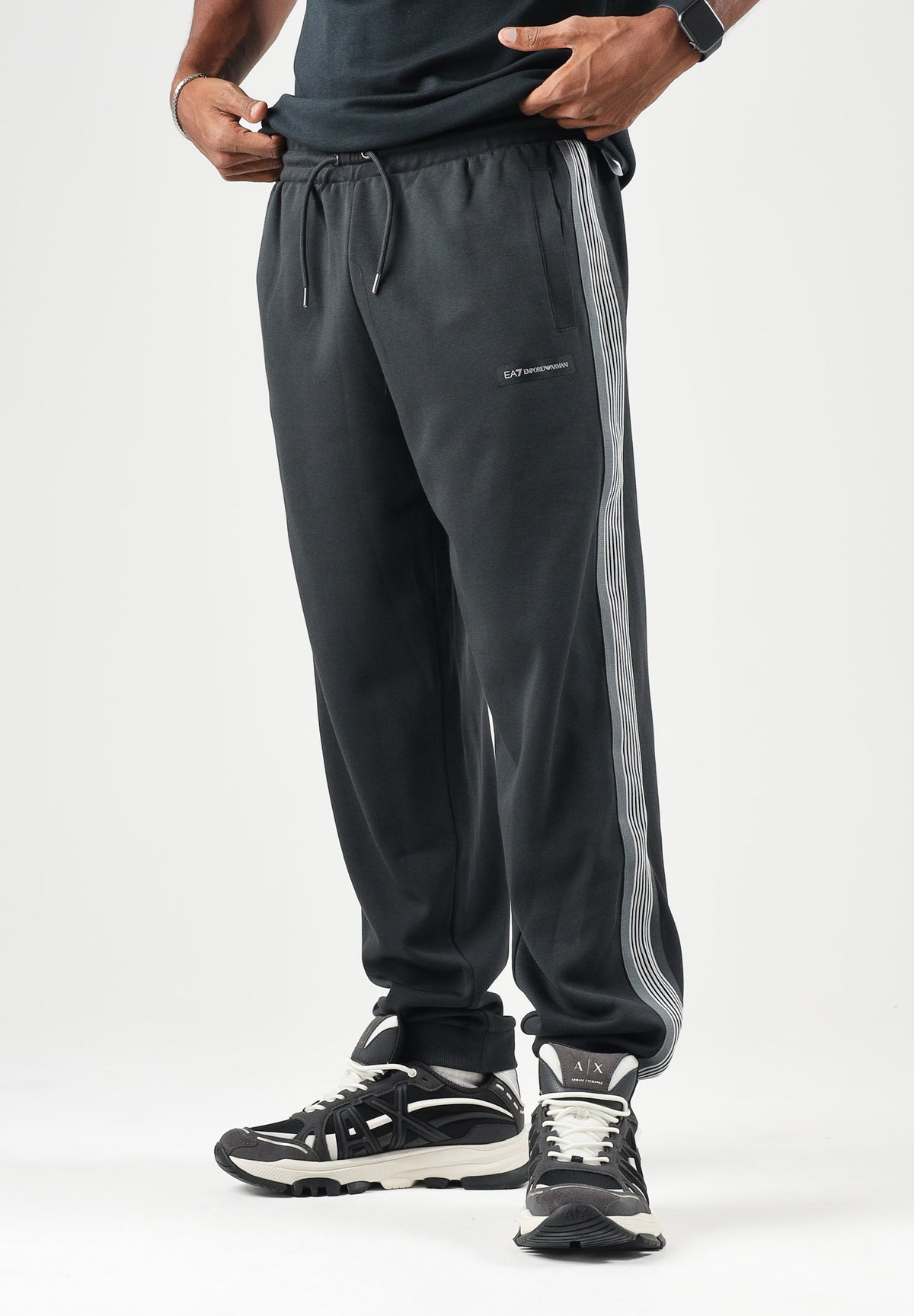EA7 Tuta sportiva grigiaper uomo con giacca a collo alto, zip frontale e pantaloni jogger. 7M002221AF12660 U8134 EA7 
