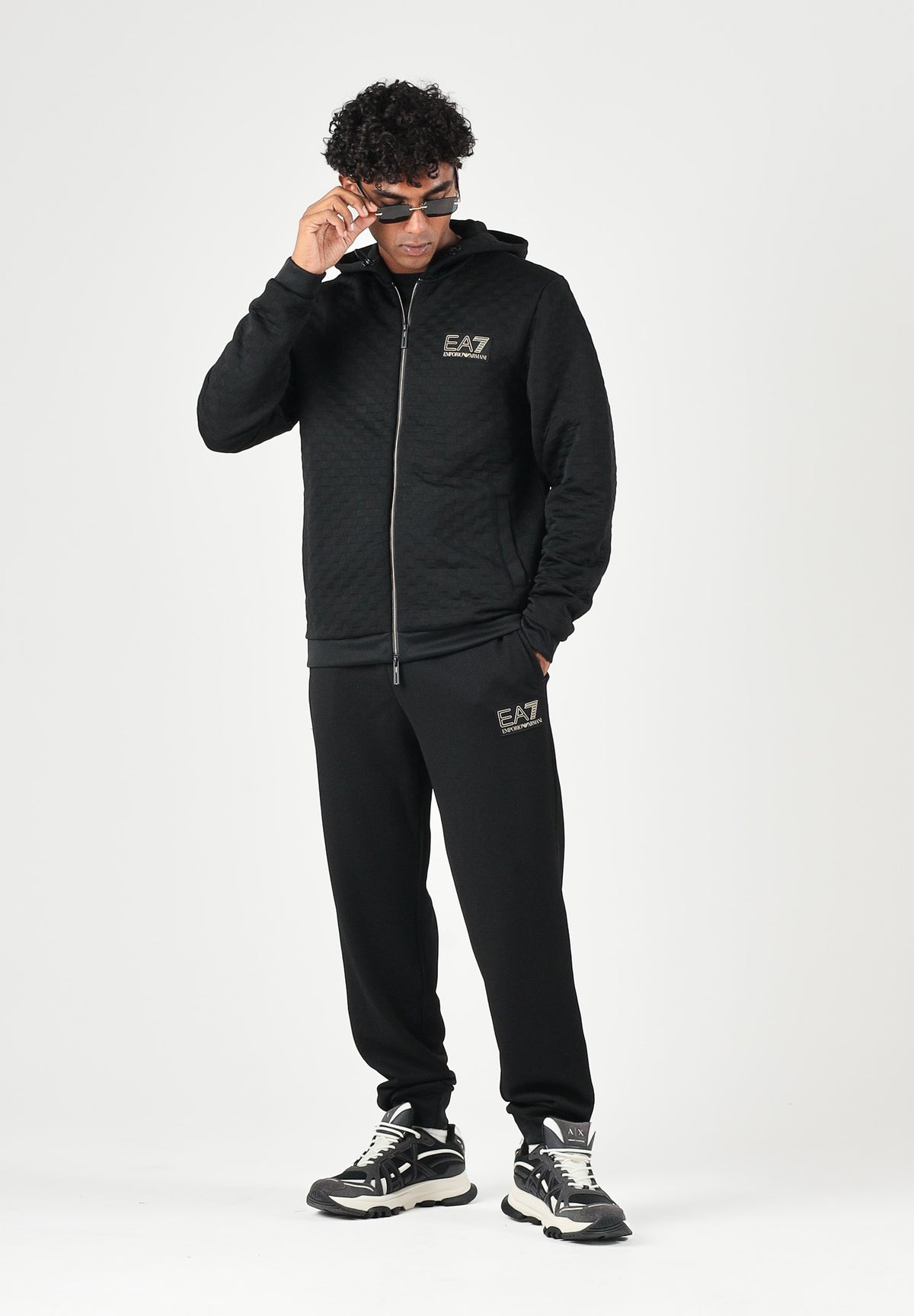 EA7 Pantaloni logo-patch neri per uomo con logo laterale, vita elasticizzata e fondo alla caviglia 7M002248AF26242 UC001 EA7 